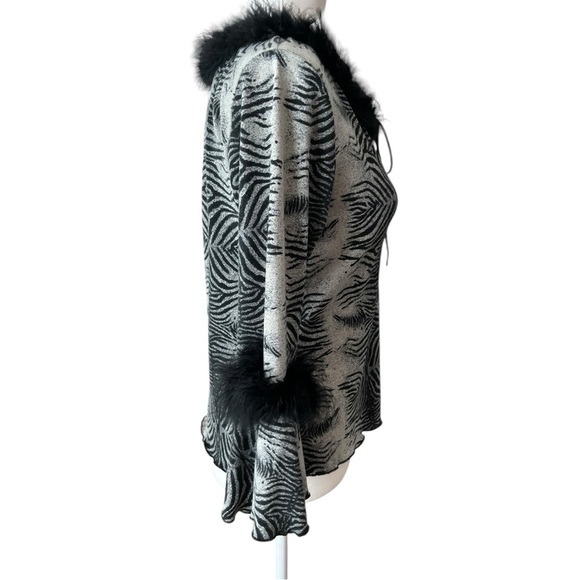 American Vintage Gray Zebra Knit Feather Boa Trim Size Large Bell Sleeves Top - Picture 4 of 11